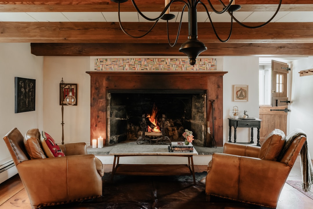Home Farmhouse Living Room (IG: @clay.banks)