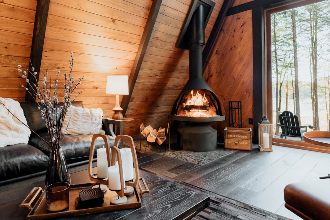Cozy fire in the living room 2/2 (IG: @clay.banks)